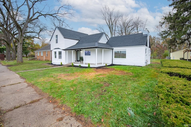 view of front facade featuring a front lawn and a porch