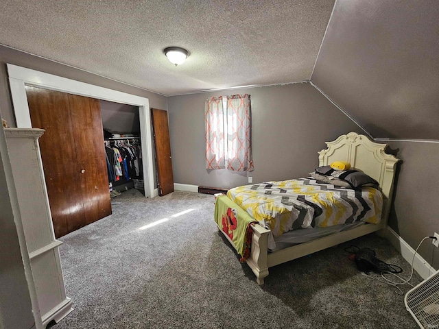 bedroom with carpet, vaulted ceiling, a textured ceiling, and a closet