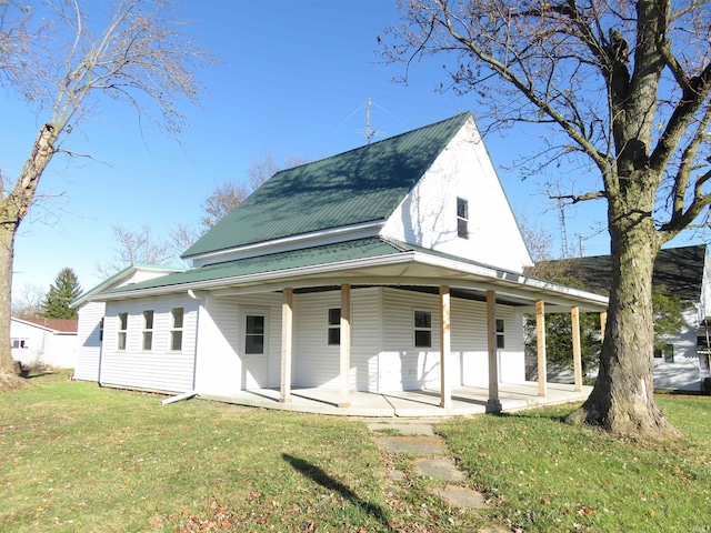 view of front of home featuring a front lawn and a porch