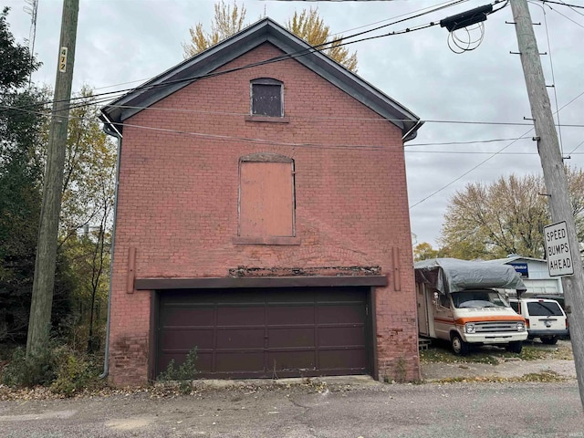 view of front facade featuring a garage