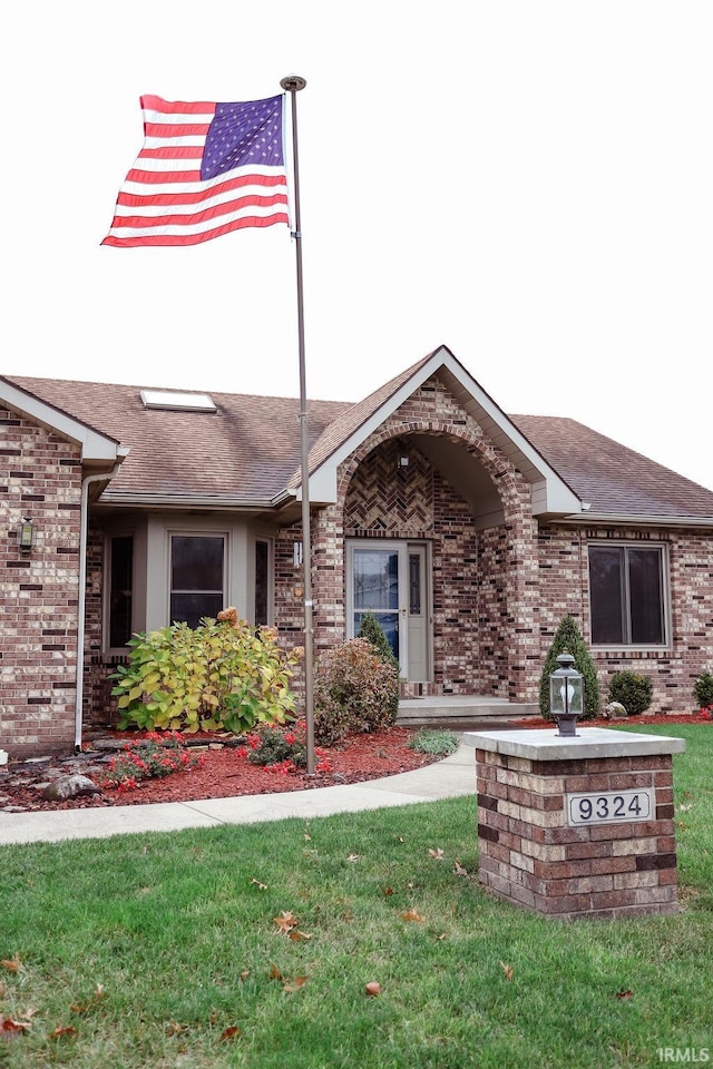 view of front of home featuring a front lawn