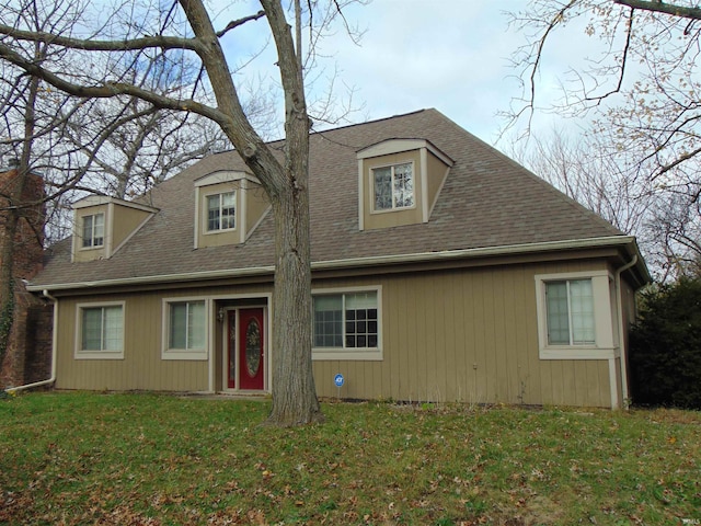 view of front of property featuring a front lawn