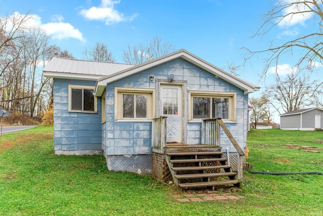 back of house featuring a yard