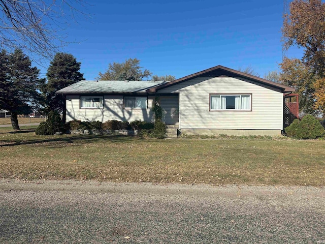 single story home featuring a front lawn