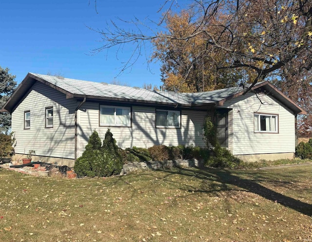 view of front of property with a front lawn