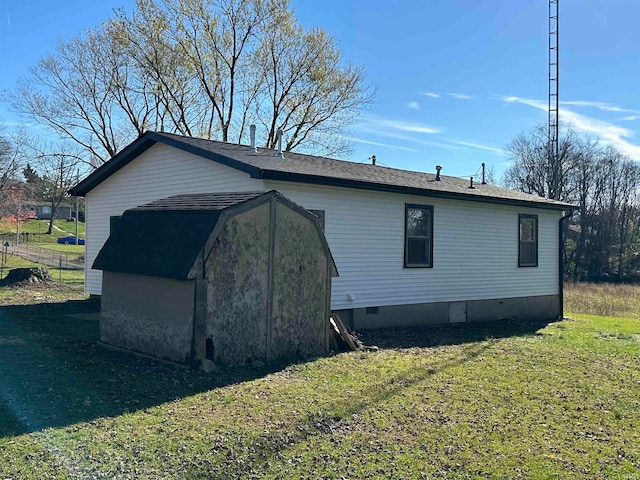 view of side of property with a lawn