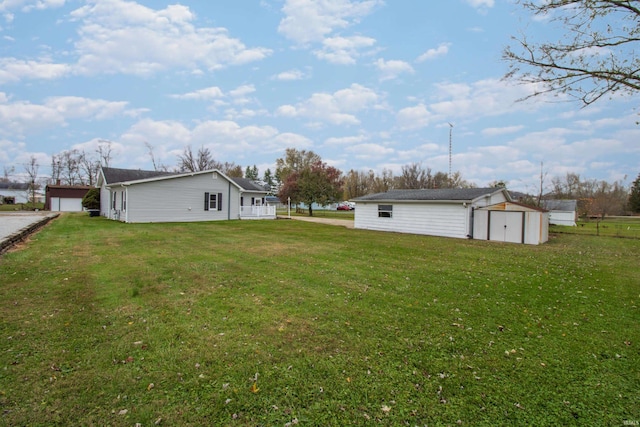 view of yard with an outdoor structure