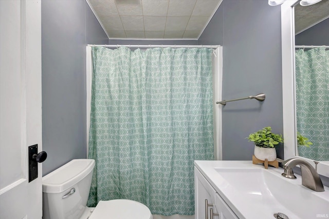 bathroom with a shower with shower curtain, vanity, and toilet