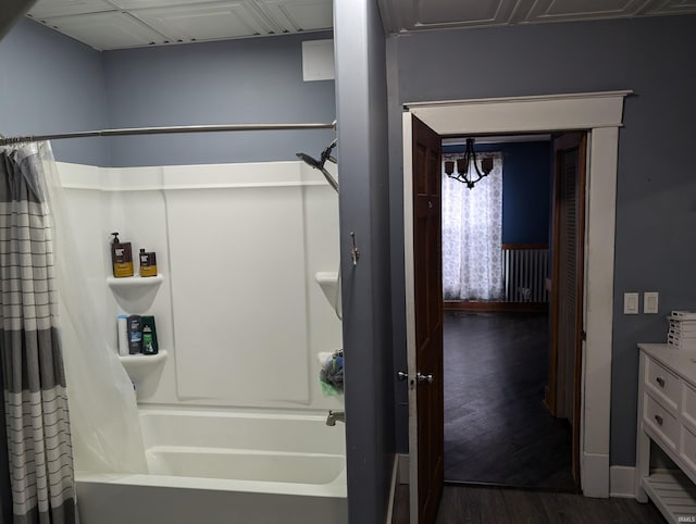 bathroom with shower / bath combo with shower curtain, vanity, a chandelier, and hardwood / wood-style flooring