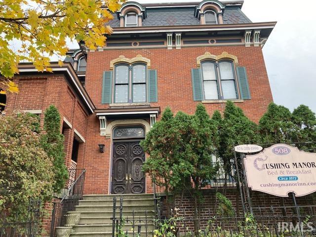 view of italianate home