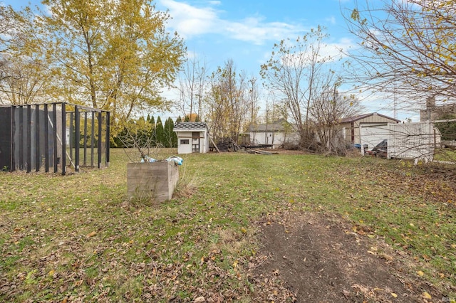 view of yard featuring a shed