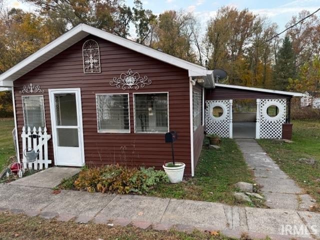 view of front of house with a front yard