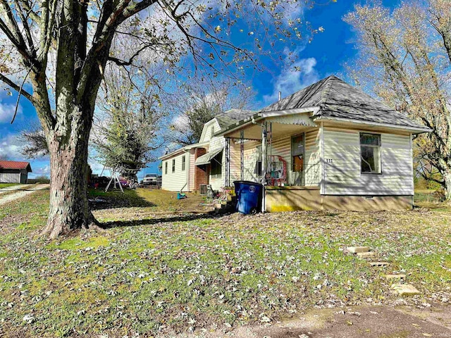 view of side of home featuring a lawn