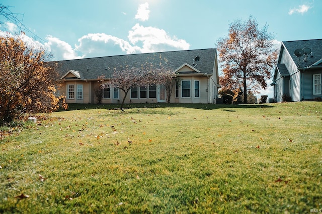 view of front of house featuring a front yard