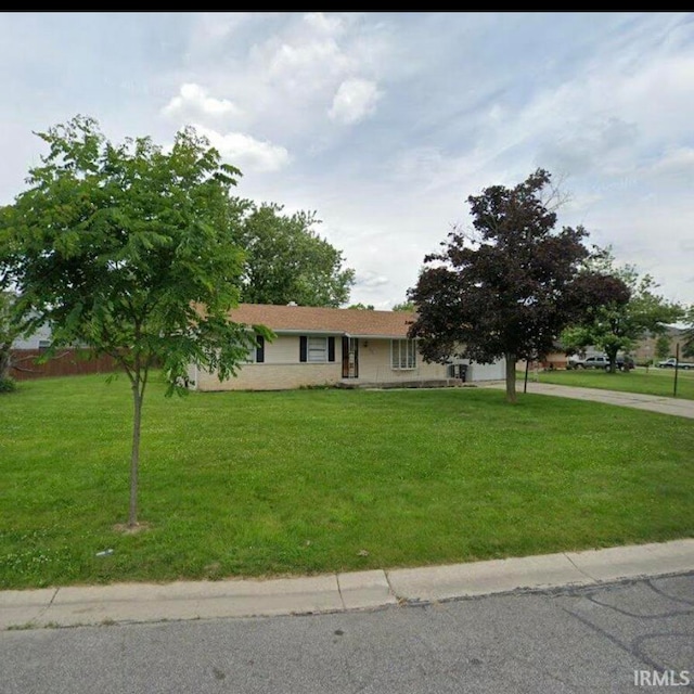 ranch-style house featuring a front yard