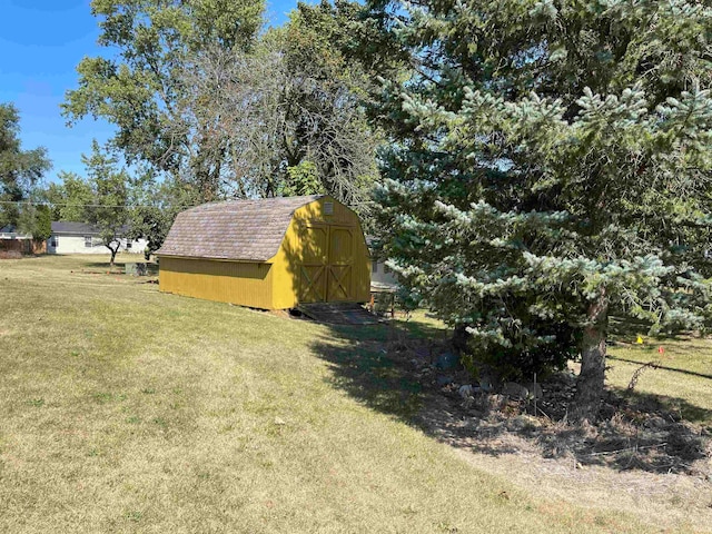 view of yard featuring a storage unit