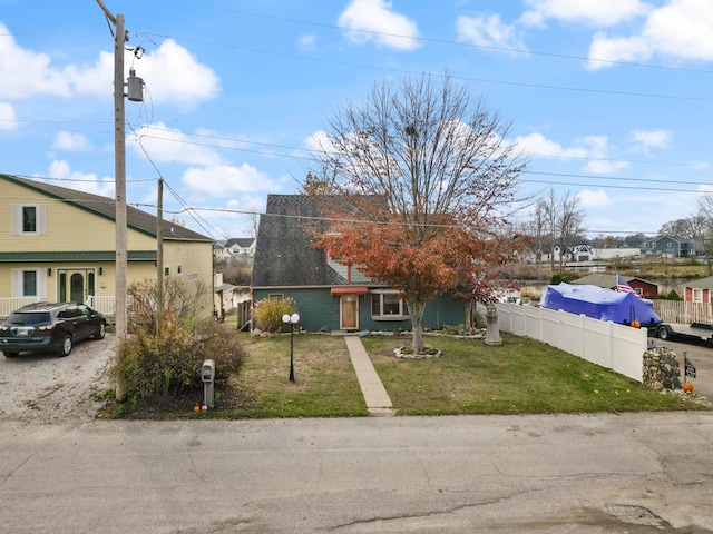 view of front facade featuring a front yard