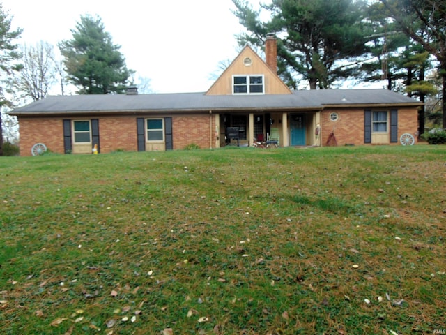 view of front of house featuring a front lawn