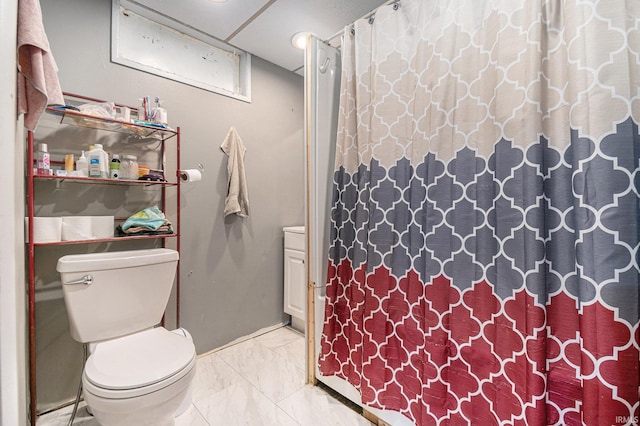 bathroom featuring a shower with shower curtain and toilet