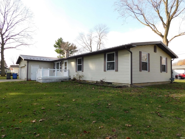 view of front of property featuring a front lawn and a garage