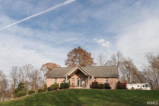 view of front of property featuring a front lawn