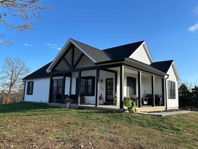 view of front of property featuring a porch and a front lawn