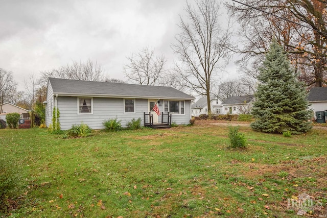 view of front of property featuring a front yard