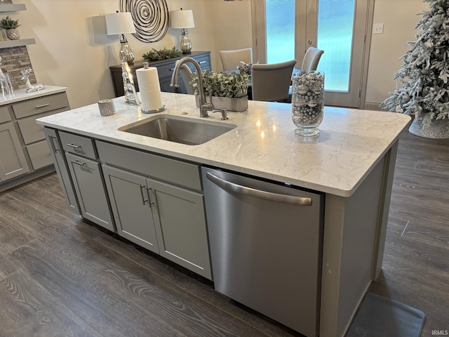 kitchen featuring dishwasher, a kitchen island with sink, dark wood-type flooring, sink, and gray cabinets