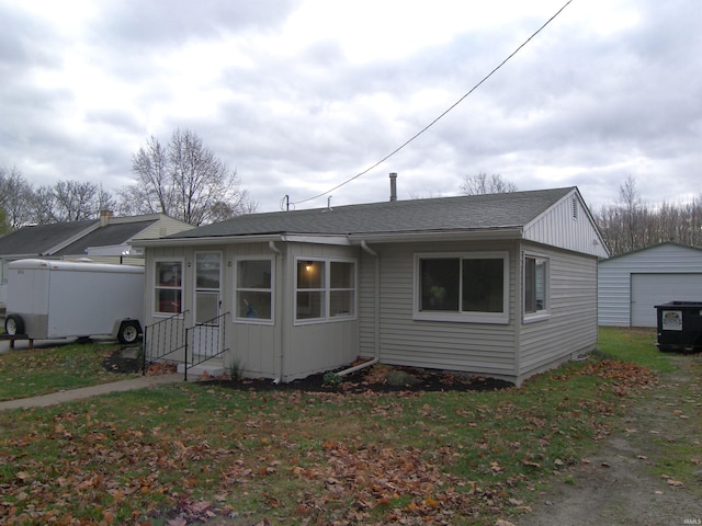 view of front of property with an outbuilding and a front yard