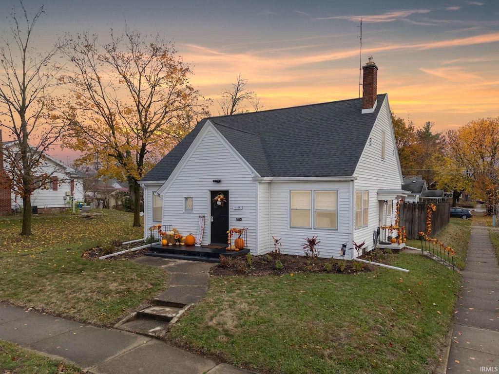 bungalow featuring a lawn