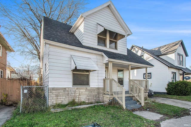 view of front facade with a front yard