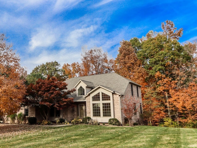 view of front facade featuring a front lawn