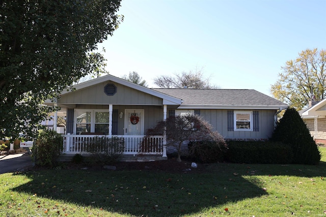 single story home featuring a porch and a front lawn