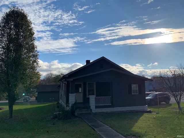 view of front of property featuring a front lawn