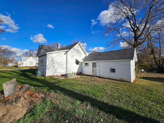 back of house featuring a lawn