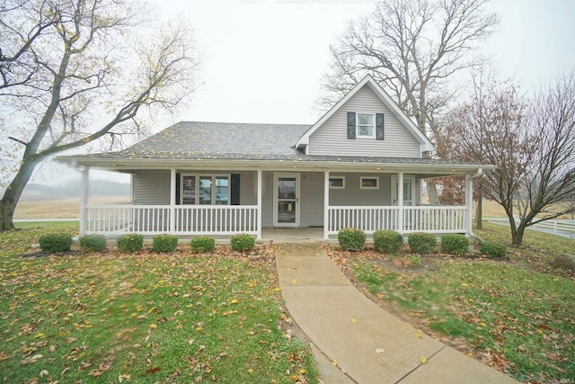 country-style home featuring a porch and a front lawn