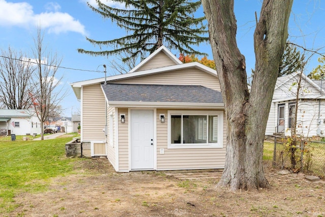 view of front of property with a front lawn