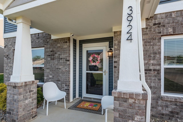 property entrance featuring a porch