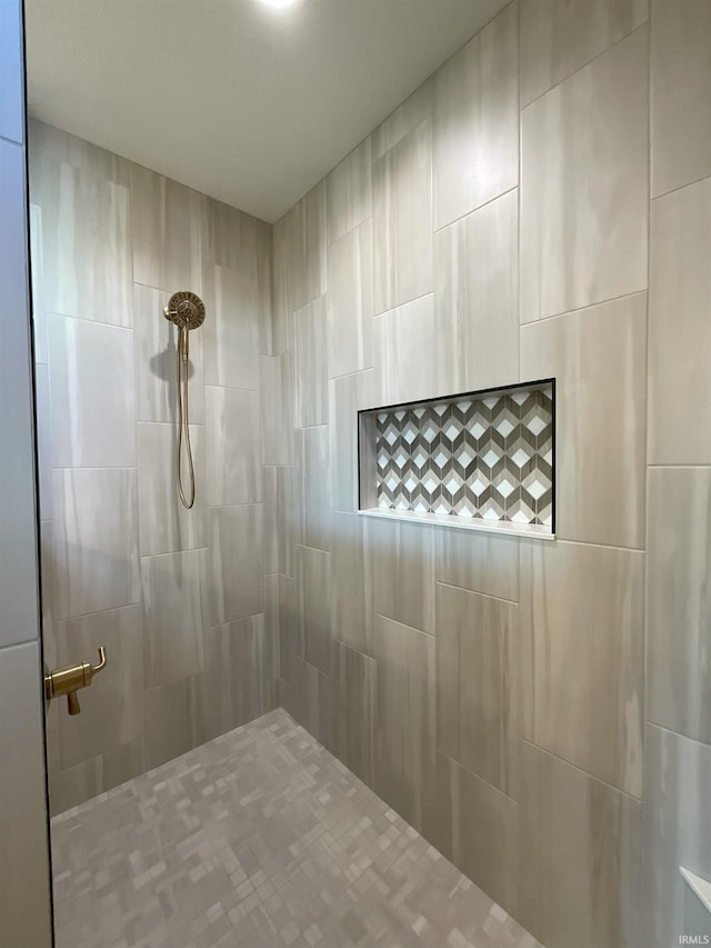 bathroom featuring tiled shower