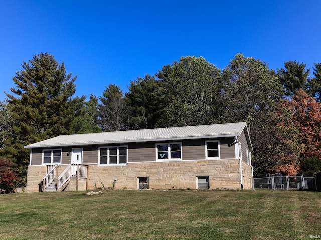 view of front of home featuring a front yard