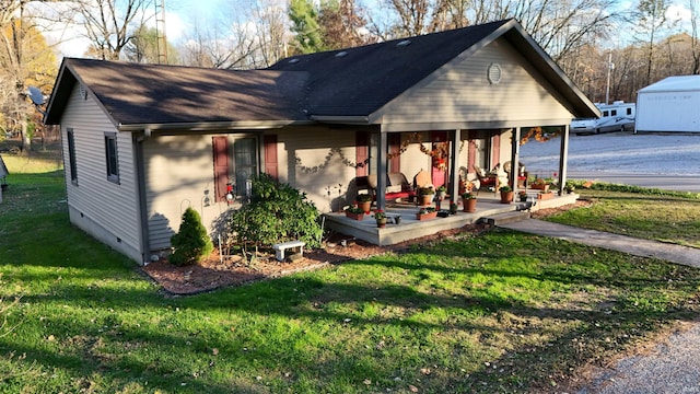 view of front of house with covered porch and a front lawn