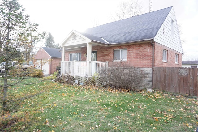 view of front facade featuring a front yard