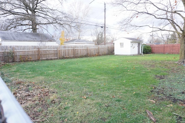 view of yard featuring a shed