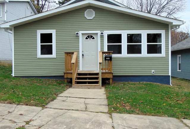 view of front of property featuring a front lawn