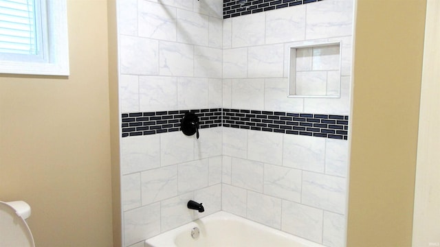 bathroom with tiled shower / bath combo