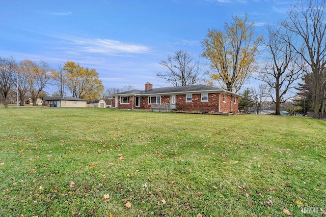 view of front of property featuring a front yard