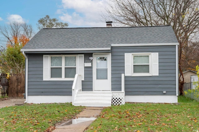 bungalow featuring a front lawn