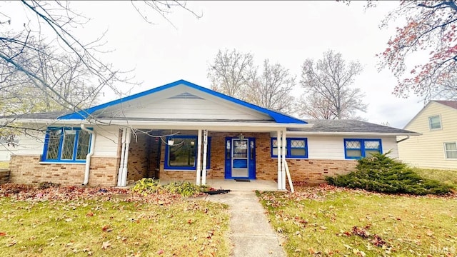 view of front of property with a front yard