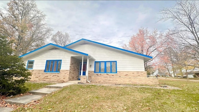 view of front facade with a front lawn