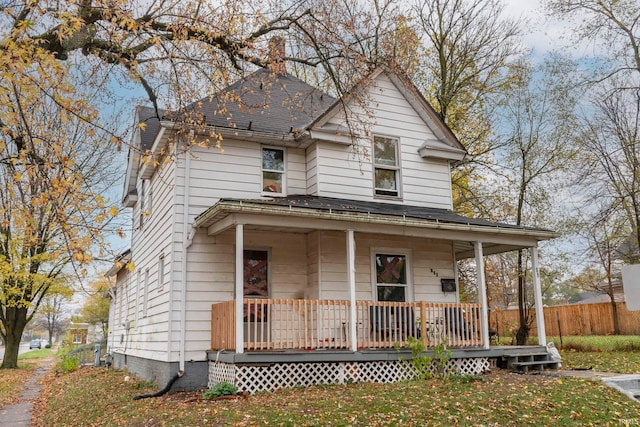 view of front facade featuring a front lawn and a porch